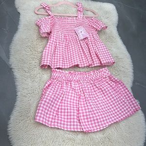 Cute new Tommy Bahama girl’s outfit. Size is 5/6. Pet free clean home.